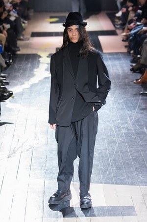 YohjiYamamoto 黒シャツ