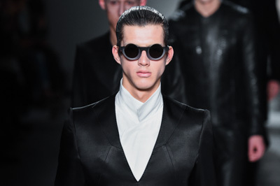 ユリウス 2015-16年秋冬コレクション - 体のラインを超越した球体