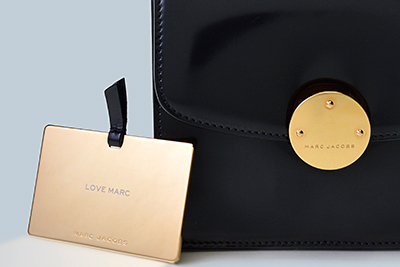マーク ジェイコブスの新作バッグ「トラブル」、期間限定の刻印サービスを実施