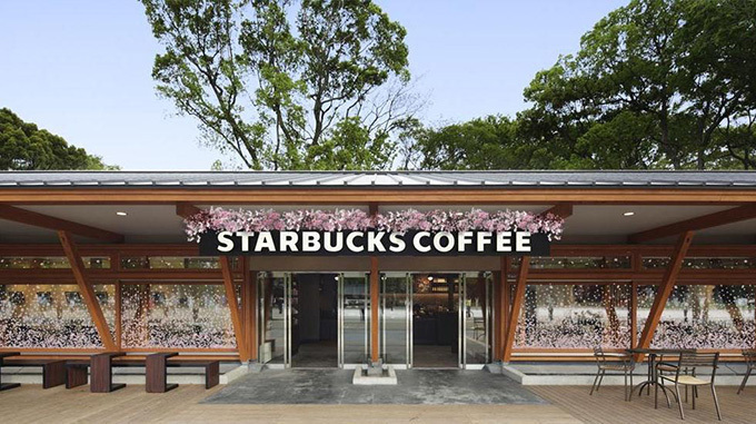 満開の桜の中でコーヒーを！東京・大阪のスターバックス2店舗が春限定の装飾に | 写真