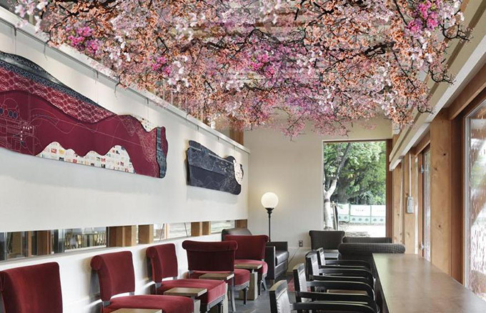 満開の桜の中でコーヒーを！東京・大阪のスターバックス2店舗が春限定の装飾に | 写真