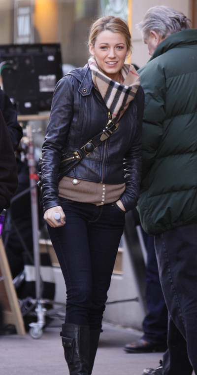 プライベートでバーバリーのスヌードを着用している女優のブレイク・ライヴリー