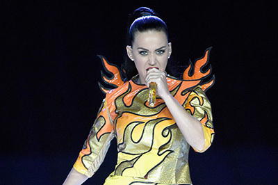 ケイティ・ペリー、炎のドレスで登場！ジェレミー・スコットが手掛ける超アイコニックな衣装