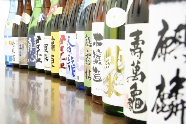 日本酒100種が時間無制限で飲み放題「クランドサケマーケット」池袋にオープン | 写真