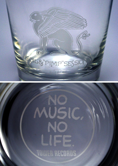 グラスの底にはNO MUSIC, NO LIFE.ロゴ