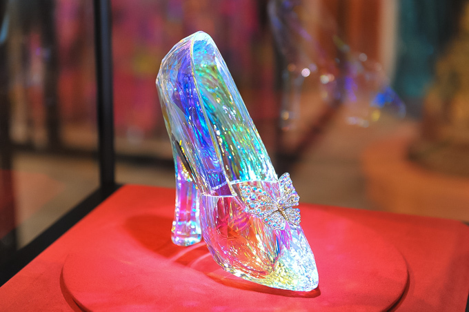 映画『シンデレラ』の衣装やガラスの靴を展示、GWに伊勢丹新宿や銀座三越など全国9店舗で開催 | 写真