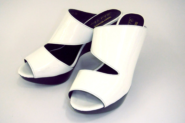 イッセイ ミヤケ（ISSEY MIYAKE）、フランスのロベール・クレジュリー社とのコラボレーションサンダル発売スタート