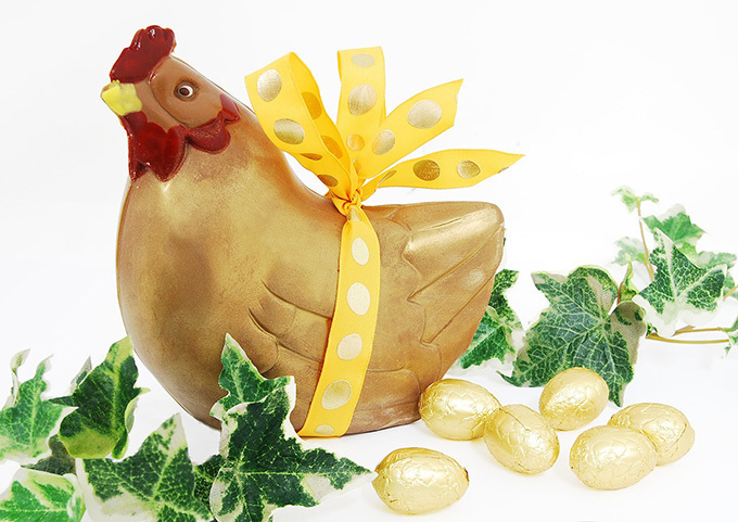フレデリック・カッセルからイースターを祝うスイーツ - 金色のめんどり＆エッグ型のチョコレート｜写真1