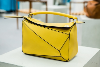 ロエベの新作「パズル バッグ」- スペインから職人が来日、熟練の技を期間限定でお披露目