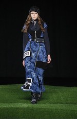 マーク BY マーク ジェイコブス 2015-16年秋冬コレクション - 革命を先導する強い女性｜写真1