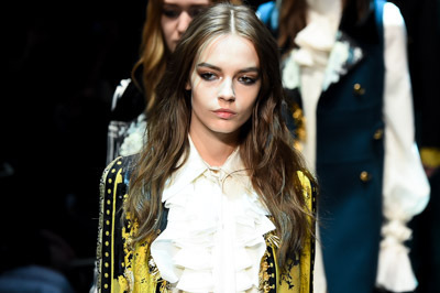 ロベルト カヴァリ 2015-16年秋冬コレクション - 華麗さをまとったロックと花