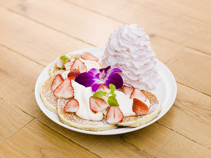 エッグスンシングスに日本上陸5周年の限定パンケーキ - 爽やかなイチゴとクリームチーズのハーモニー | 写真