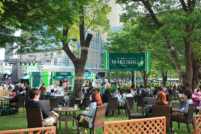 東京ミッドタウンで「OPEN THE PARK」開催、芝生広場で楽しむヨガやハイボールカフェ | 写真