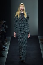 ボッテガ・ヴェネタ 2015-16年秋冬コレクション - 視覚での遊び、想像力を掻き立てる色彩｜写真57