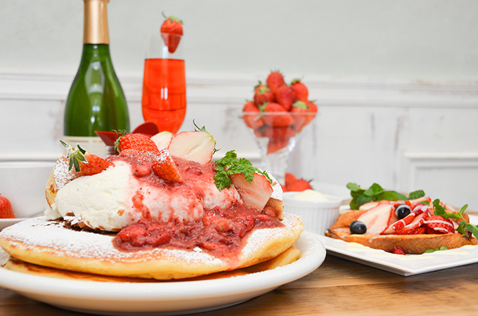 カフェ アクイーユから国産イチゴを使用した「苺ソースのレアチーズパンケーキ」限定登場 | 写真
