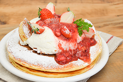「苺ソースのレアチーズパンケーキ」