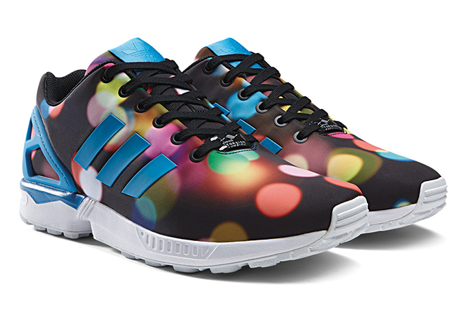 アディダス オリジナルスより、光をモチーフにした新作スニーカー「ZX FLUX」登場 | 写真