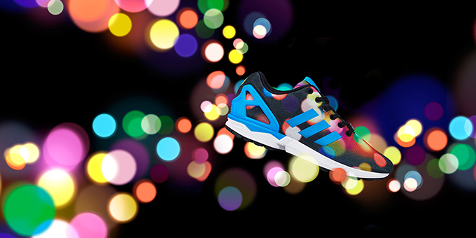 アディダス オリジナルスより、光をモチーフにした新作スニーカー「ZX FLUX」登場 | 写真