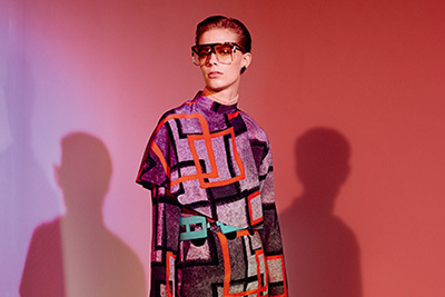 ロエベ、15年秋冬ウィメンズの広告を公開 - スティーヴン・マイゼルの未発表作品や“パズル バッグ”