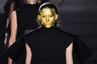 リック・オウエンス 2015-16年秋冬コレクション - 素材とシルエットで新しい逸脱を