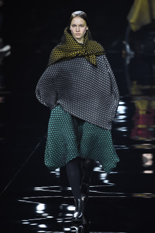 イッセイ ミヤケ(ISSEY MIYAKE) 2015-16年秋冬ウィメンズコレクション ...
