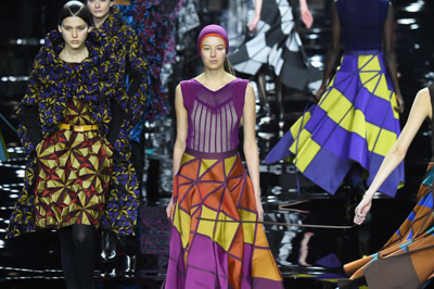 イッセイ ミヤケ 2015-16年秋冬コレクション - 喜びを運ぶ万華鏡のテキスタイル