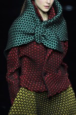 イッセイ ミヤケ 2015-16年秋冬コレクション - 喜びを運ぶ万華鏡のテキスタイル｜写真11