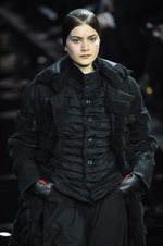 イッセイ ミヤケ 2015-16年秋冬コレクション - 喜びを運ぶ万華鏡のテキスタイル｜写真16