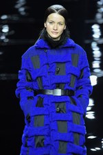 イッセイ ミヤケ 2015-16年秋冬コレクション - 喜びを運ぶ万華鏡のテキスタイル｜写真20