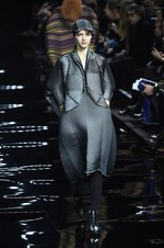 イッセイ ミヤケ 2015-16年秋冬コレクション - 喜びを運ぶ万華鏡のテキスタイル｜写真33