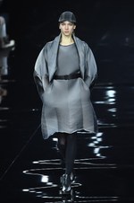 イッセイ ミヤケ 2015-16年秋冬コレクション - 喜びを運ぶ万華鏡のテキスタイル｜写真35