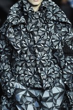 イッセイ ミヤケ 2015-16年秋冬コレクション - 喜びを運ぶ万華鏡のテキスタイル｜写真38