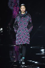 イッセイ ミヤケ 2015-16年秋冬コレクション - 喜びを運ぶ万華鏡のテキスタイル｜写真39