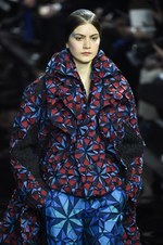 イッセイ ミヤケ 2015-16年秋冬コレクション - 喜びを運ぶ万華鏡のテキスタイル｜写真43