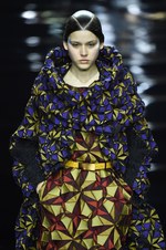 イッセイ ミヤケ 2015-16年秋冬コレクション - 喜びを運ぶ万華鏡のテキスタイル｜写真49