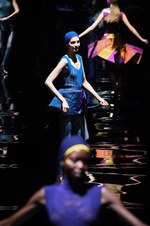 イッセイ ミヤケ 2015-16年秋冬コレクション - 喜びを運ぶ万華鏡のテキスタイル｜写真54