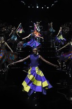 イッセイ ミヤケ 2015-16年秋冬コレクション - 喜びを運ぶ万華鏡のテキスタイル｜写真58