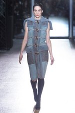 アクネ ストゥディオズ 2015-16年秋冬コレクション - リメイクが見出す新たなフェミニンの起点｜写真10