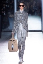 アクネ ストゥディオズ 2015-16年秋冬コレクション - リメイクが見出す新たなフェミニンの起点｜写真14