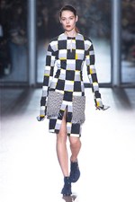 アクネ ストゥディオズ 2015-16年秋冬コレクション - リメイクが見出す新たなフェミニンの起点｜写真28