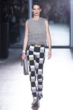 アクネ ストゥディオズ 2015-16年秋冬コレクション - リメイクが見出す新たなフェミニンの起点｜写真30