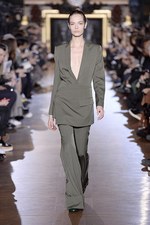 ステラ マッカートニー 2015-16年冬コレクション - シルエットが映し出す、女性の豊かな感受性｜写真10