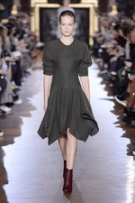 ステラ マッカートニー 2015-16年冬コレクション - シルエットが映し出す、女性の豊かな感受性｜写真12