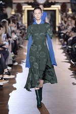 ステラ マッカートニー 2015-16年冬コレクション - シルエットが映し出す、女性の豊かな感受性｜写真14