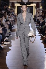 ステラ マッカートニー 2015-16年冬コレクション - シルエットが映し出す、女性の豊かな感受性｜写真17