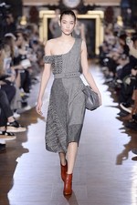 ステラ マッカートニー 2015-16年冬コレクション - シルエットが映し出す、女性の豊かな感受性｜写真21