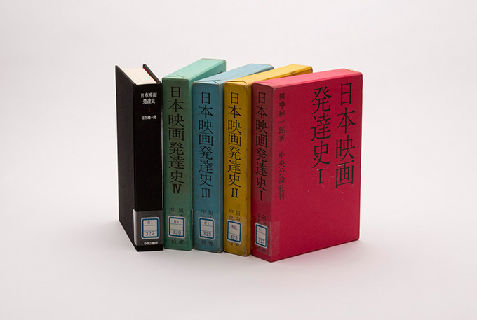 明治から現代までの映画書を紹介 - 「シネマブックの秘かな愉しみ」展が東京・京橋で開催 | 写真