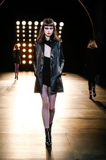 サンローラン 2015-16年秋冬コレクション - パーティーガールは、パンク・ロックの夢をみる｜写真16