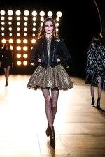 サンローラン 2015-16年秋冬コレクション - パーティーガールは、パンク・ロックの夢をみる｜写真27
