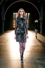 サンローラン 2015-16年秋冬コレクション - パーティーガールは、パンク・ロックの夢をみる｜写真32